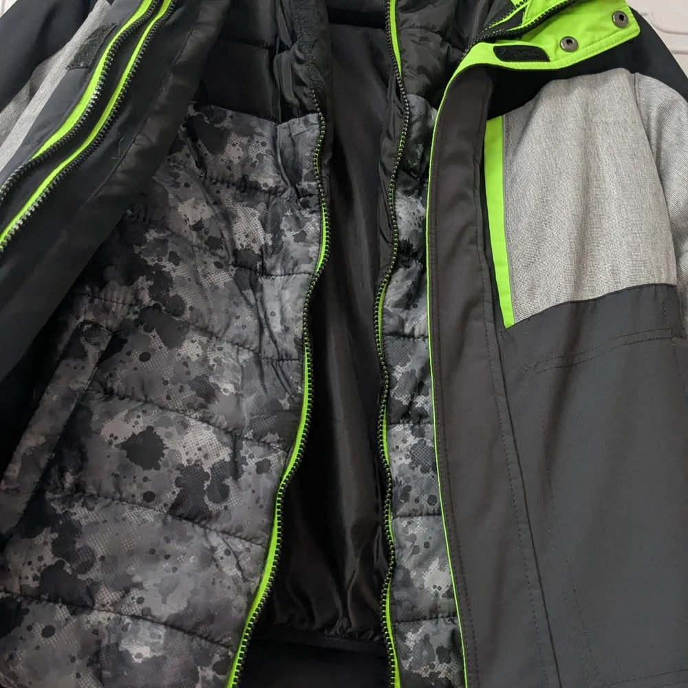 ZeroXposur Kids' Black and Gray Puffer with Green Accents Size XL(14_16)
